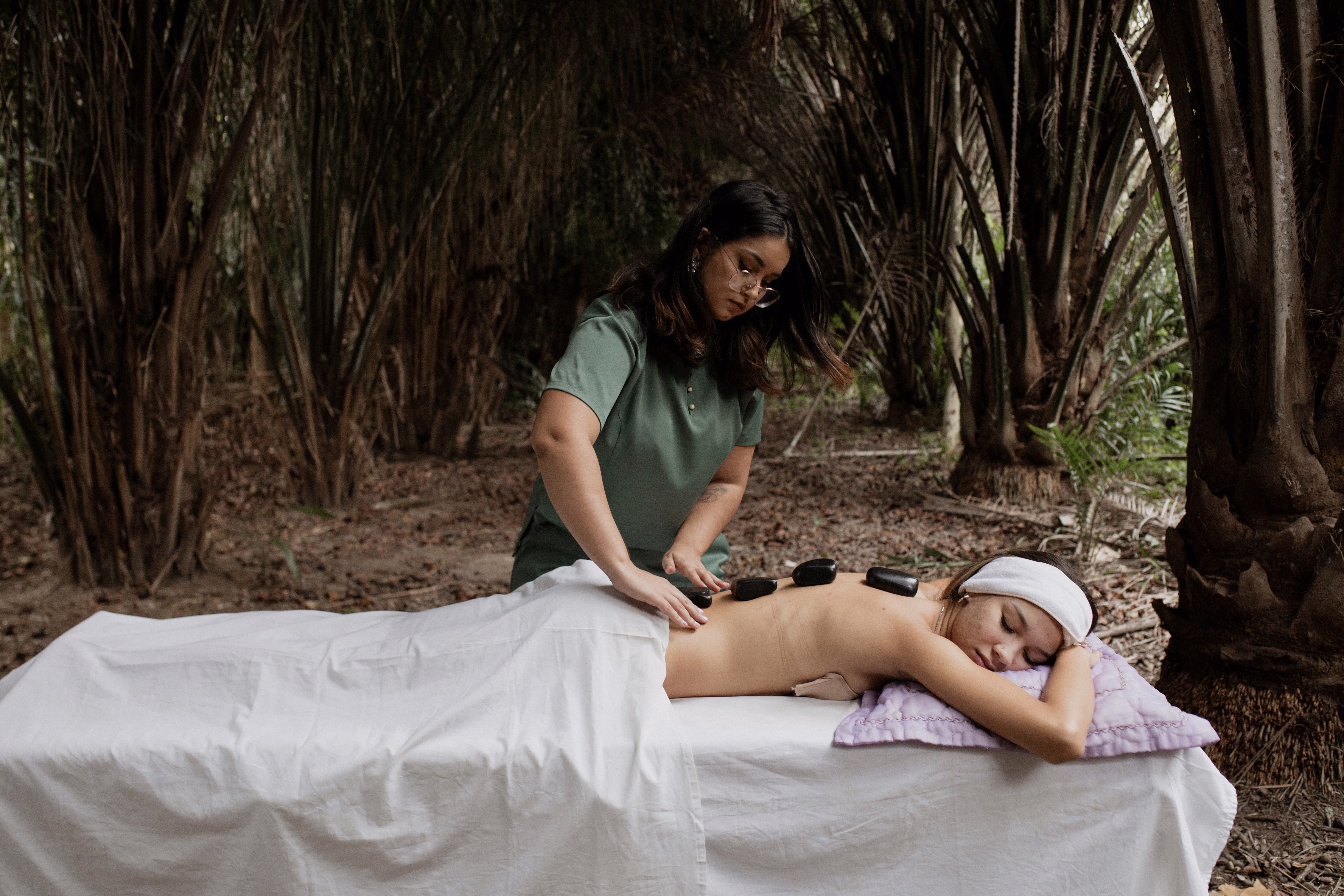 Profissional realizando sessão de massoterapia com Lima's Therapy