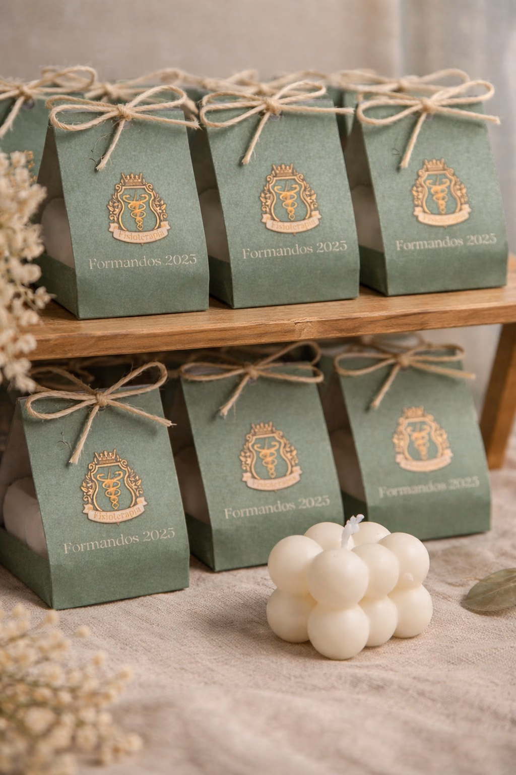 Lembrancinha personalizada de vela aromática Limméa decorada com flores secas e embalagem rústica premium para casamentos e eventos festivos
